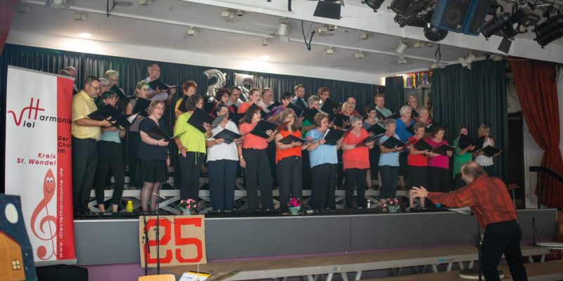 Die VielHarmonie bei ihrem Sommerkonzert anlässlich des 25-jährigen Bestehens im Pfarrheim Alsweiler.