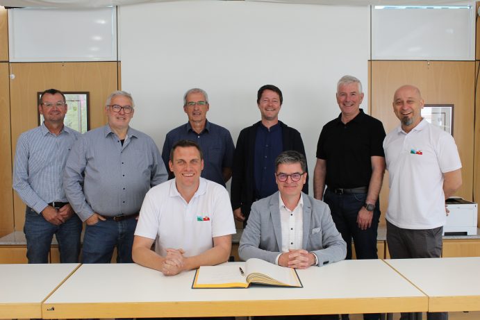 Marco Trockur, Eckhard Heylmann, Andreas Rink, Peter Rosenau, Hubertus Kuhn und Moisés Weber mit den beiden Bürgermeistern
Junior Freiberger und Andreas Veit beim Eintrag ins Goldene Buch der Gemeinde / Foto: Gemeinde Nohfelden